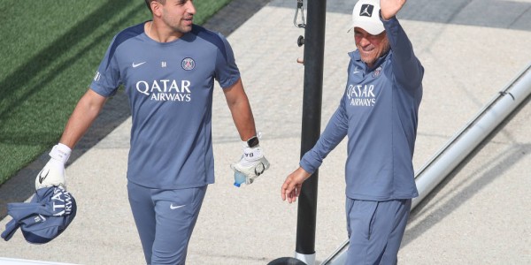 法甲激战：巴黎圣日耳曼狂胜登顶，巴黎FC首胜振奋人心